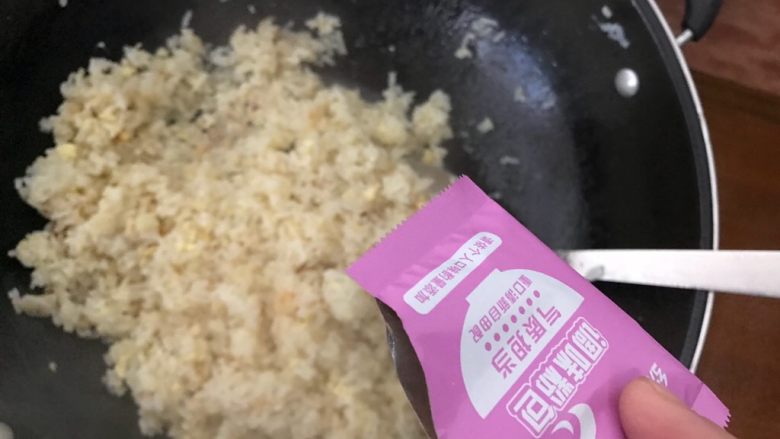 史上最简单的蛋炒饭,待炒至米饭不再粘,变的干燥时,加入调味料包