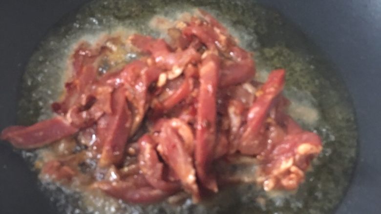 青椒炒肉丝,热油、大火,倒入肉丝翻炒。