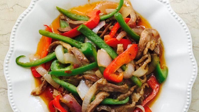 青椒炒肉丝,红绿相间、颜值美,清香爽口。