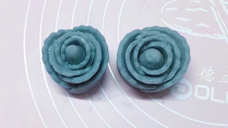 玫瑰花馒头,再稍微整形下,就成两朵玫瑰花啦。