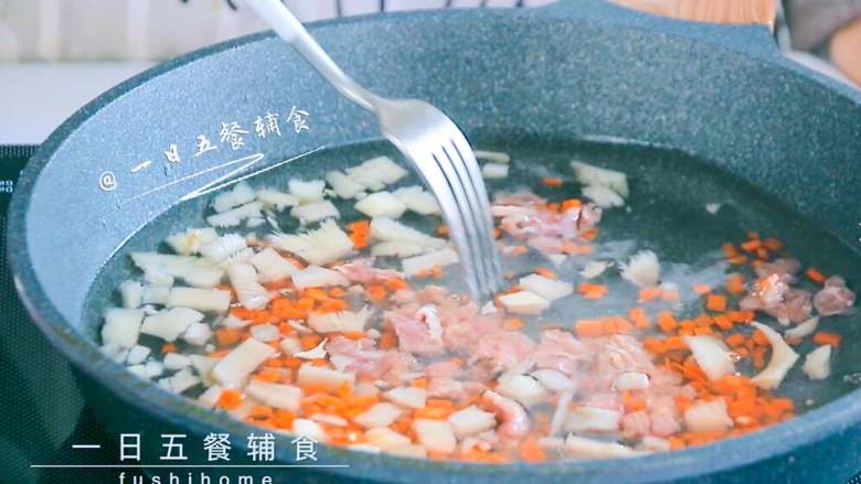 什锦豆腐羹,蘑菇碎、胡萝卜碎放锅中,将肉划散,大火煮开转小火4分钟。
