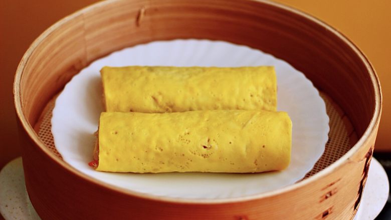 鳕鱼蛋卷(宝宝辅食),蒸笼锅里面放入适量清水、把做好的鸡蛋卷放到蒸笼锅里