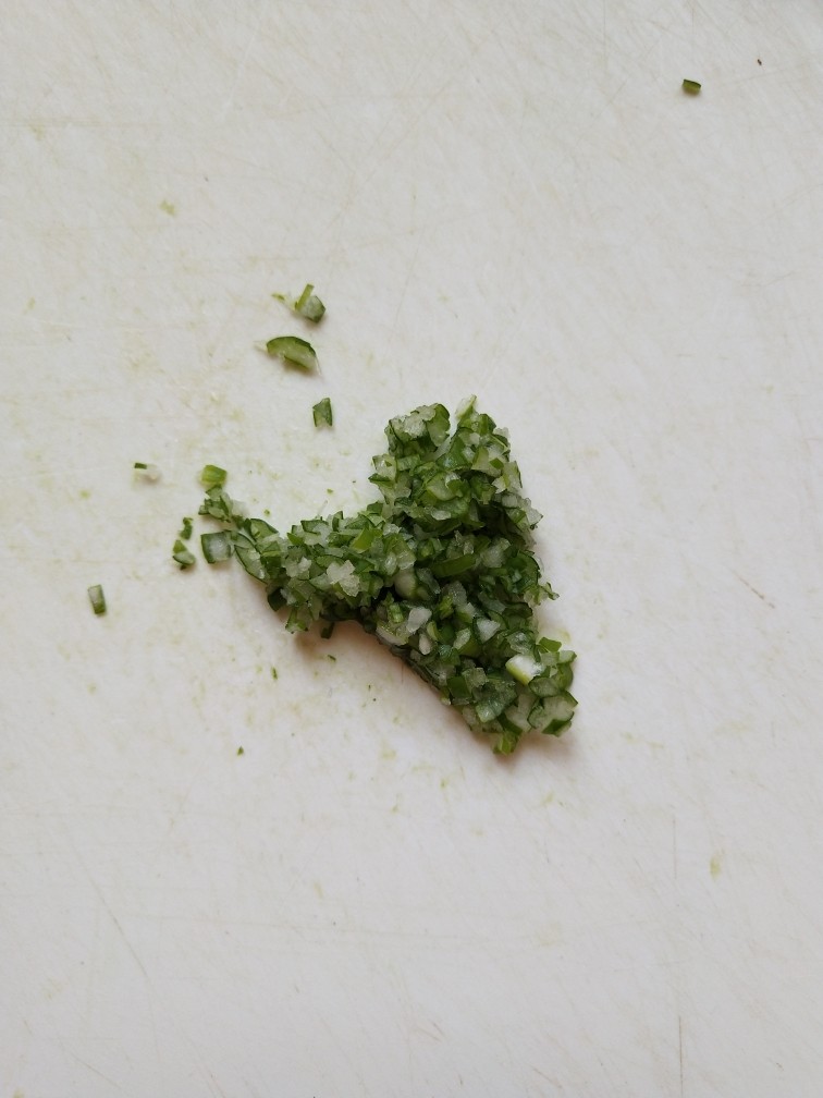 土豆泥曲奇,将葱叶切碎,越碎越好,超碎的那种,不然待会挤花会堵住裱花口