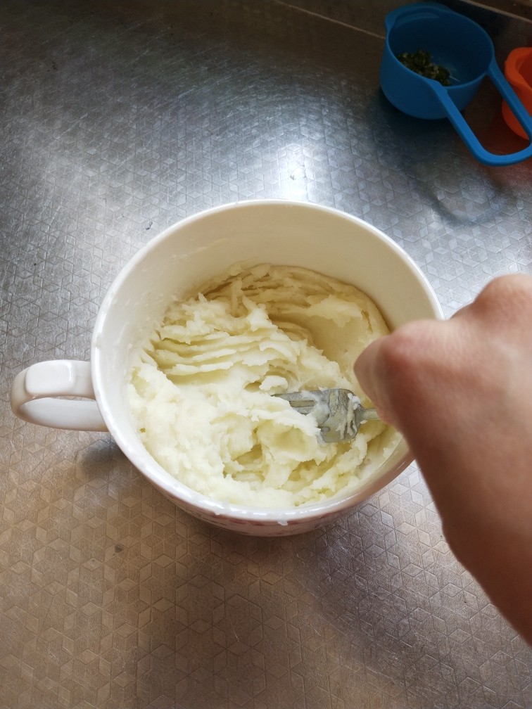 土豆泥曲奇,再用叉子搅碎,多搅拌一会让它变成泥,不要留土豆颗粒不然也会堵住花嘴