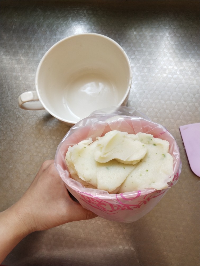 土豆泥曲奇,将土豆泥装入裱花袋中,碗里很干净, 土豆泥很顺滑完整
