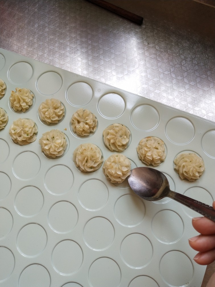土豆泥曲奇,出炉后很软,用勺子给它铲起来放在盘子或凉网上