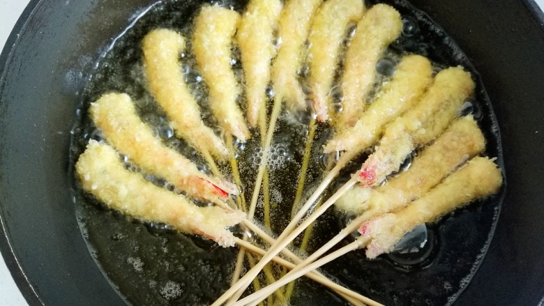 果香串串虾,锅中放油烧热,把虾全部入锅炸制。