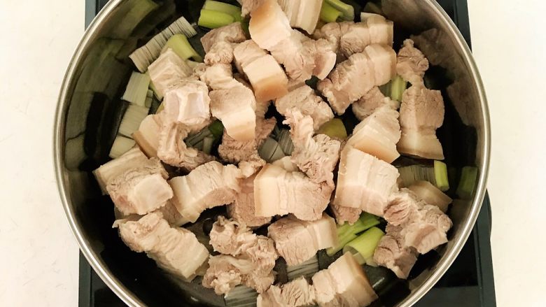 红烧茶香排骨肉,加入焯好的排骨肉,翻炒均匀