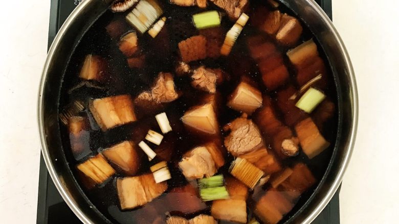 红烧茶香排骨肉,加入普洱茶水,水量没过排骨肉