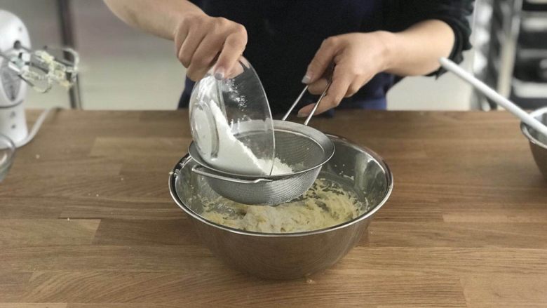 零失败奶茶玛芬,材料中的A（低筋面粉、泡打粉混合）