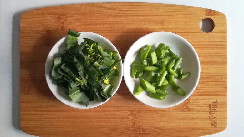 午餐-鸡蛋芥兰炒饭,菜叶和菜梗分开切好装好