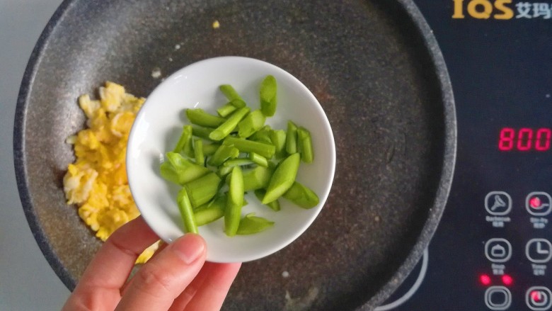 午餐-鸡蛋芥兰炒饭,加入菜梗