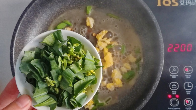 午餐-鸡蛋芥兰炒饭,加入菜叶翻炒