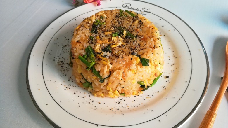 午餐-鸡蛋芥兰炒饭,出锅后撒入牡蛎黑芝麻粉提味即可食用哦