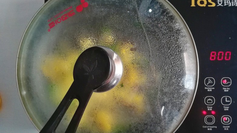 午餐-鸡蛋芥兰炒饭,加盖煮3分钟,把菜梗煮软
