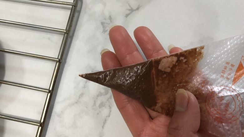 小熊挤挤包,裱花袋放入一块巧克力,放稍微降温的烤箱利用余温融化即可,或者用吹风机吹,