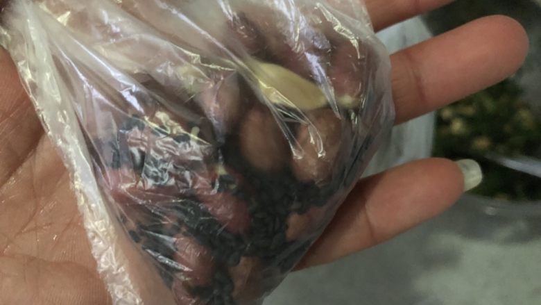 香干马兰头,烤熟的花生米,或者炒锅炒熟也可以
,我还加了点熟黑芝麻,擀面杖压碎,可以先去皮,也可以压碎后一吹就飞了
