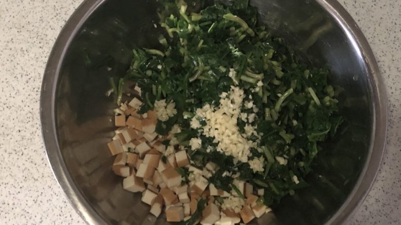香干马兰头,放入蒜泥