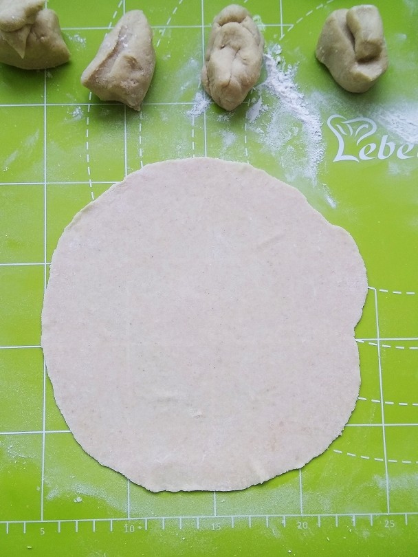 全麦单饼,擀成圆饼,尽量擀薄一点哦
