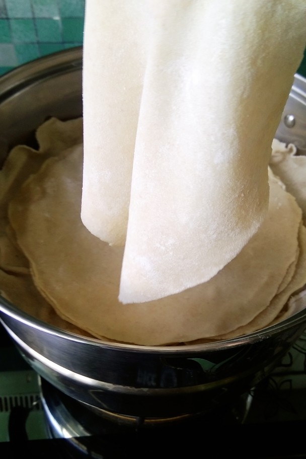 全麦单饼,蒸锅放入蒸布,水开后放入第一张圆饼,边擀边放,等全部擀完后,盖上锅盖再蒸10分钟