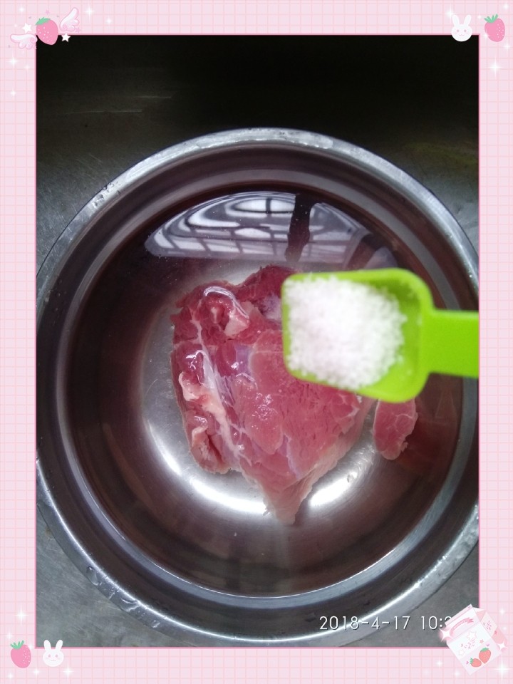 胡萝卜瘦肉蛋卷,瘦肉放盘子里装满水再撒点盐泡几分钟(这样容易把猪肉里的血水和猪的味道泡出来,买到有些猪肉有很大的味道,这样泡一下味道就没了,干净多了)