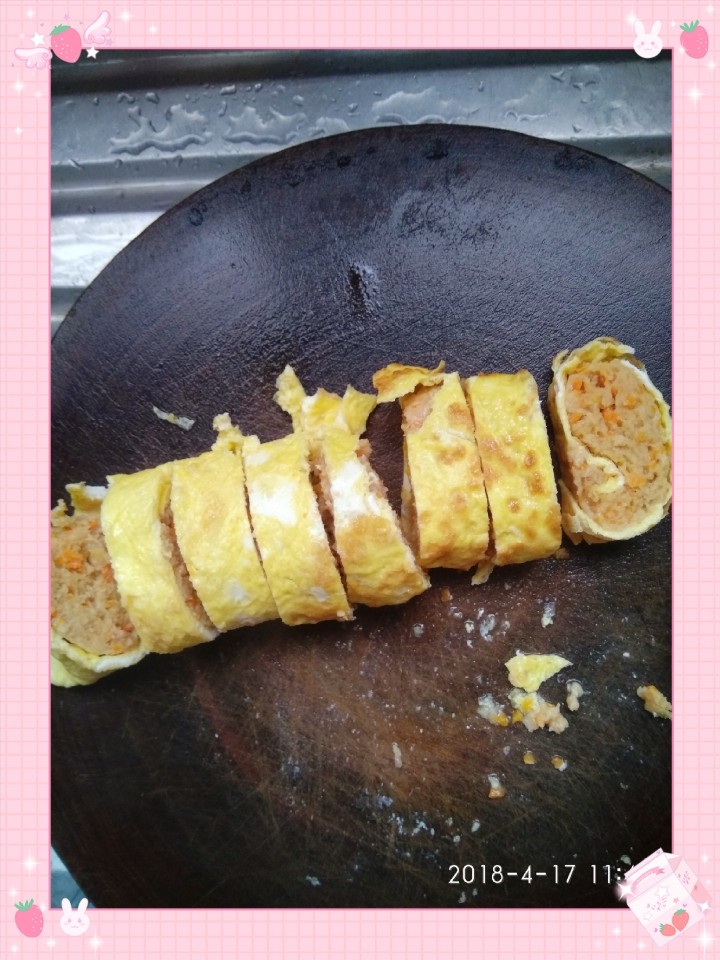 胡萝卜瘦肉蛋卷,蒸好了拿出来晾一下,切成块