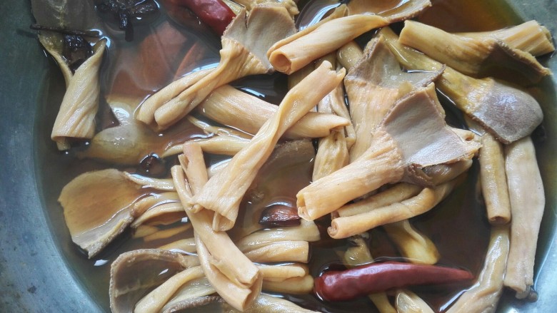 五香鸭板肠,煮致入味即可出锅,生抽较咸可以不用加盐