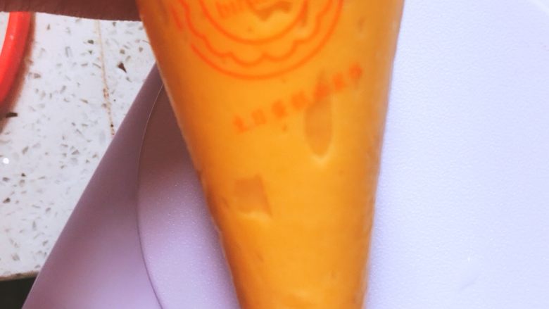 奶香泡芙,选择菊花型裱花嘴,并将面糊装进裱花袋中