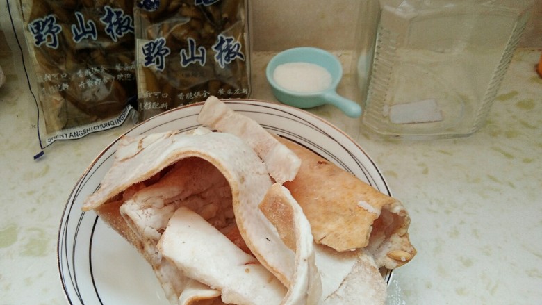 泡椒肉皮,酸辣可口,刺激味觉。,所有原材料准备完毕。