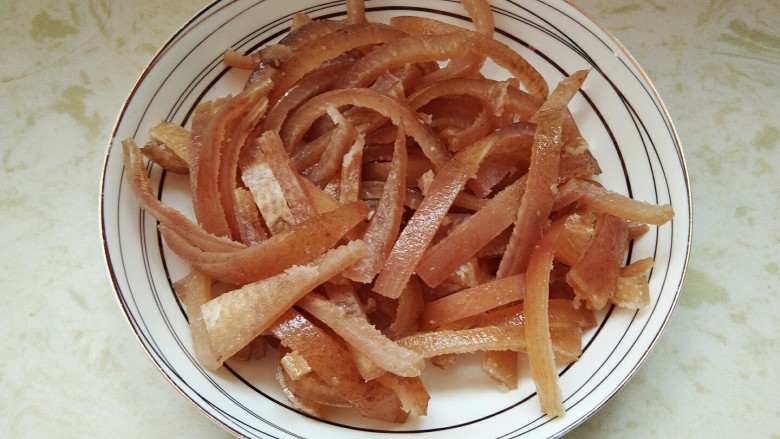 泡椒肉皮,酸辣可口,刺激味觉。,剔除肥油以后把肉丝切成3厘米的条状。