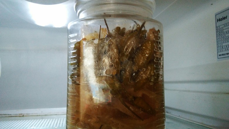 泡椒肉皮,酸辣可口,刺激味觉。,盖上盖子,放入冰箱里,放上一夜,第二天就可以食用了。