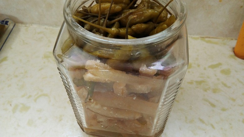 泡椒肉皮,酸辣可口,刺激味觉。,倒入两袋泡椒。