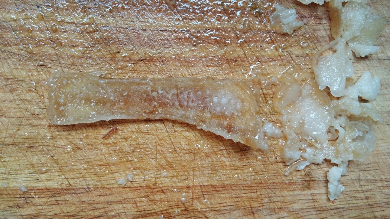 泡椒肉皮,酸辣可口,刺激味觉。,用刀把上面的肥油剔除。