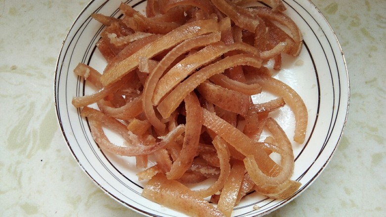 泡椒肉皮,酸辣可口,刺激味觉。,拌匀,腌制5-10分钟。