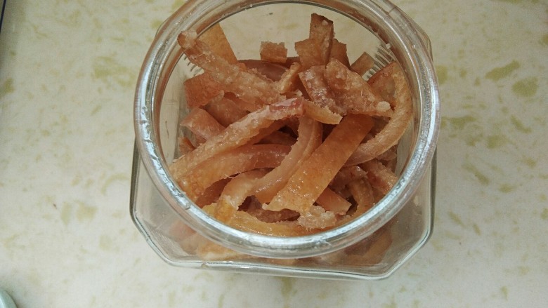 泡椒肉皮,酸辣可口,刺激味觉。,然后把肉皮放入密封罐里。