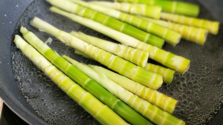 肉丝炒竹笋,将竹笋倒入锅中焯水,煮5分钟,去除草酸