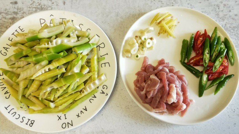 肉丝炒竹笋,将所有食材都切好备用