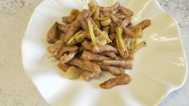 肉丝炒竹笋,盛出再和其他配菜一起翻炒,这样肉丝口感香嫩