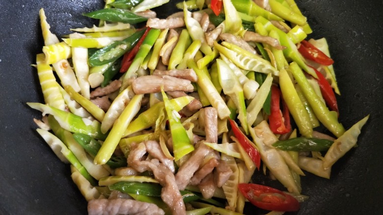 肉丝炒竹笋,再大火翻炒,即可出锅
