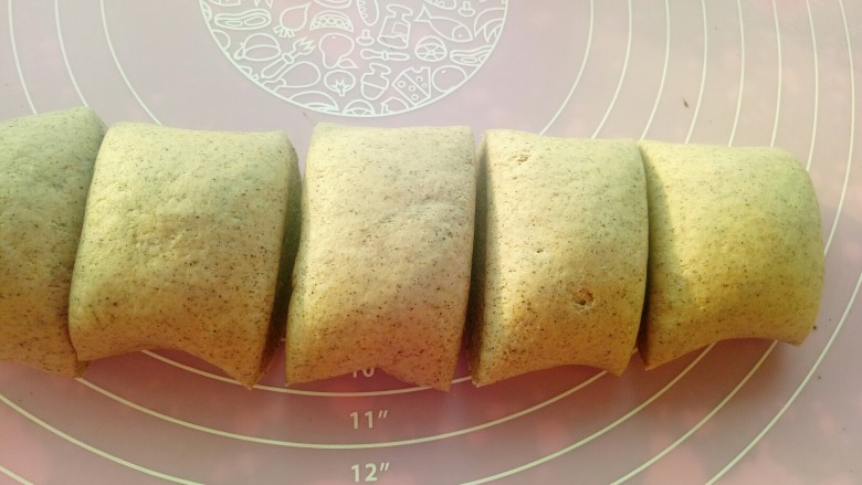 杂粮馒头,搓粗条,切段