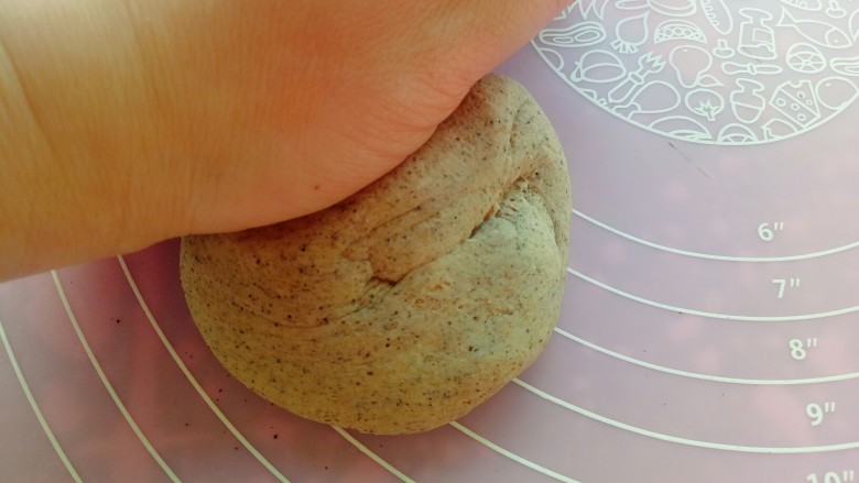 杂粮馒头,取出其中一份用手掌根部柔面,排出内部的空气(此步骤决定最后蒸出的馒头是否光滑细腻)