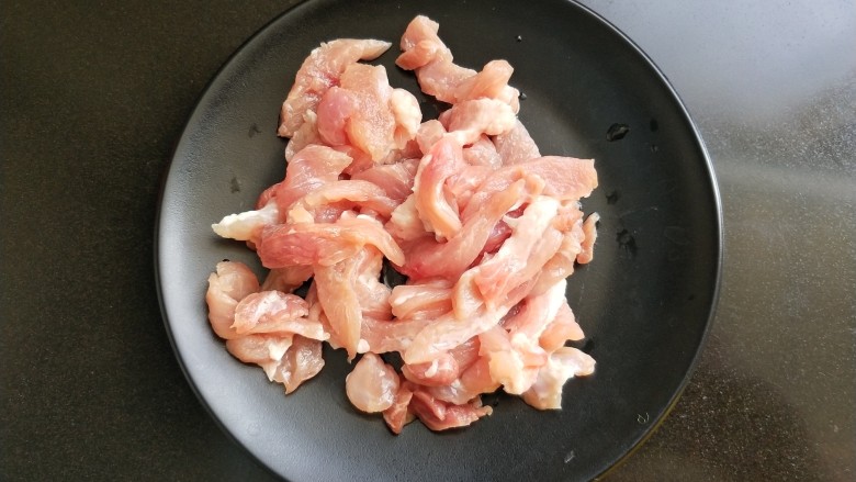 五香小酥肉前夹肉,前夹肉去皮,去肥肉,洗净切筷子粗细的条。