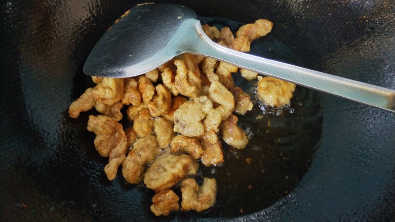 五香小酥肉前夹肉,炸至金黄,捞出。