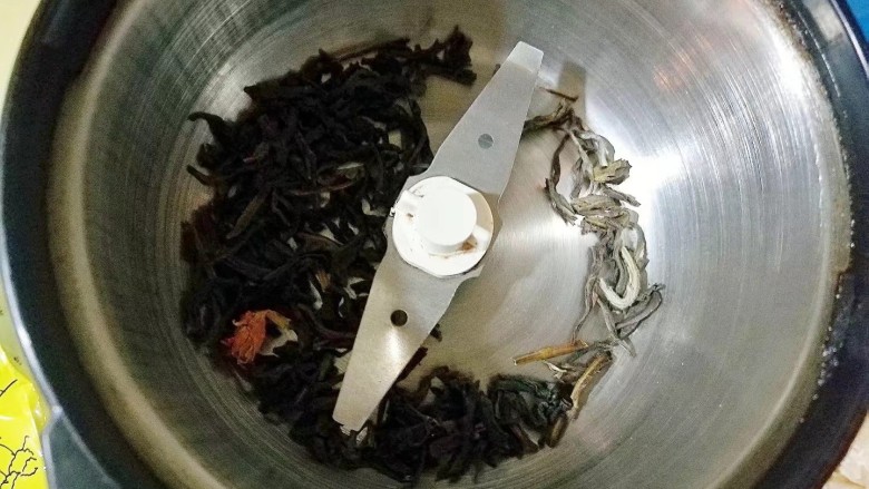 瘦身解压,茉莉花茶全麦土司,用搅拌机打成粉