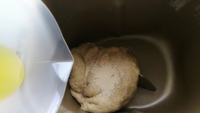 瘦身解压,茉莉花茶全麦土司,冷藏24小时后取出面团,加入茶油、3克干酵母,按揉面档揉至第一次停机,关机,再次按揉面档,揉至停机。
