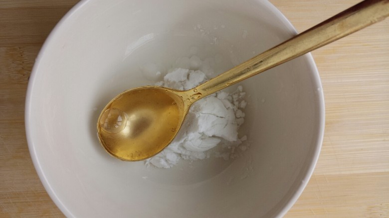 玉米蛋花汤,兑一勺水,调成水淀粉