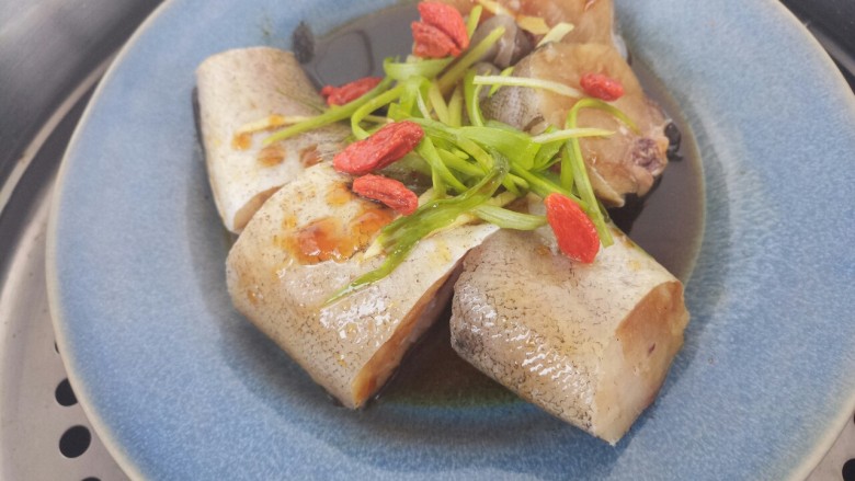 蒸鳕鱼,再放枸杞子,上锅蒸