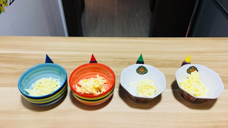 一个人的彩虹吐司,请原谅我,没有四个一模一样的碗,哈哈哈,每万放30克马苏里拉,微波炉高🔥45秒