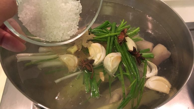 咸水鸡,同时把所有材料都加入