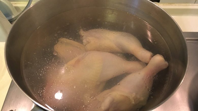 咸水鸡,鸡腿翻入烧开的水里